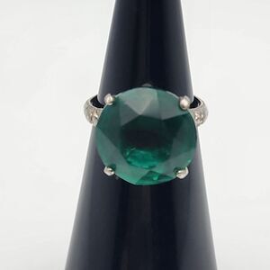 Vintage Vargas Sterling Silver Shank & Green Crystal Ring (5.25)